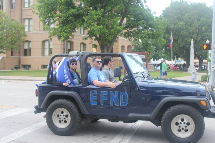 GISD held a community parade at the Square to celebrate the class of 2021. (Fernanda Figueroa/Community Impact Newspaper)