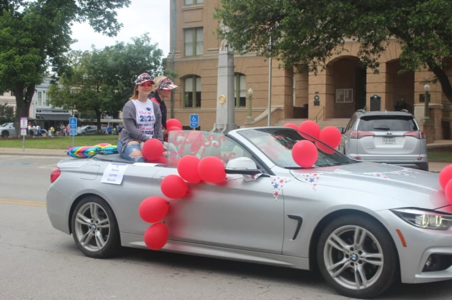 GISD held a community parade at the Square to celebrate the class of 2021. (Fernanda Figueroa/Community Impact Newspaper)