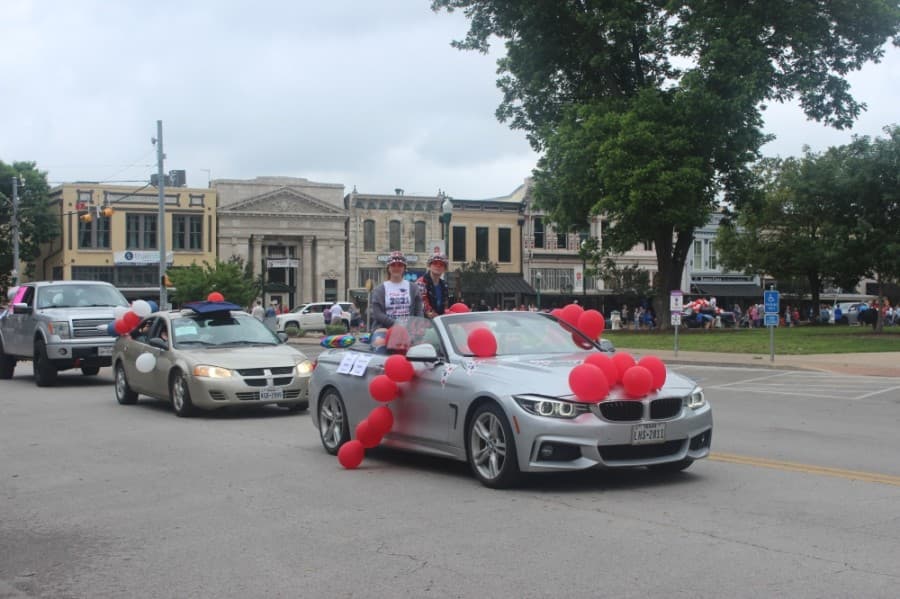 Georgetown High School, East View High School and Richarte High School held a community parade for the class of 2021. (Fernanda Figueroa/Community Impact Newspaper)