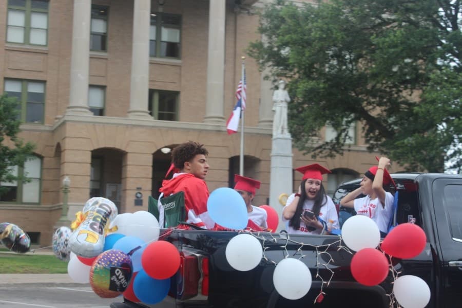 Georgetown High School, East View High School and Richarte High School held a community parade for the class of 2021. (Fernanda Figueroa/Community Impact Newspaper)