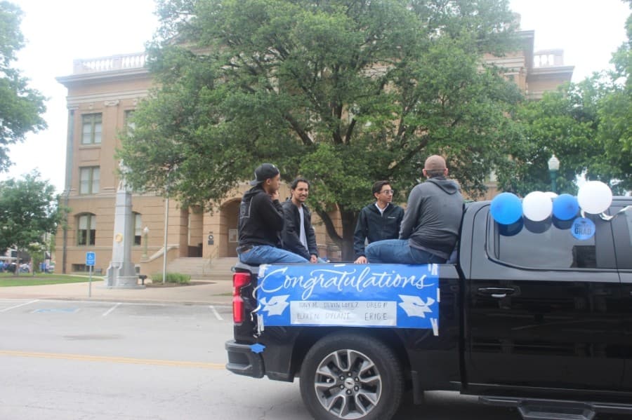 GISD host a community parade for the class of 2021. (Fernanda Figueroa/Community Impact Newspaper)