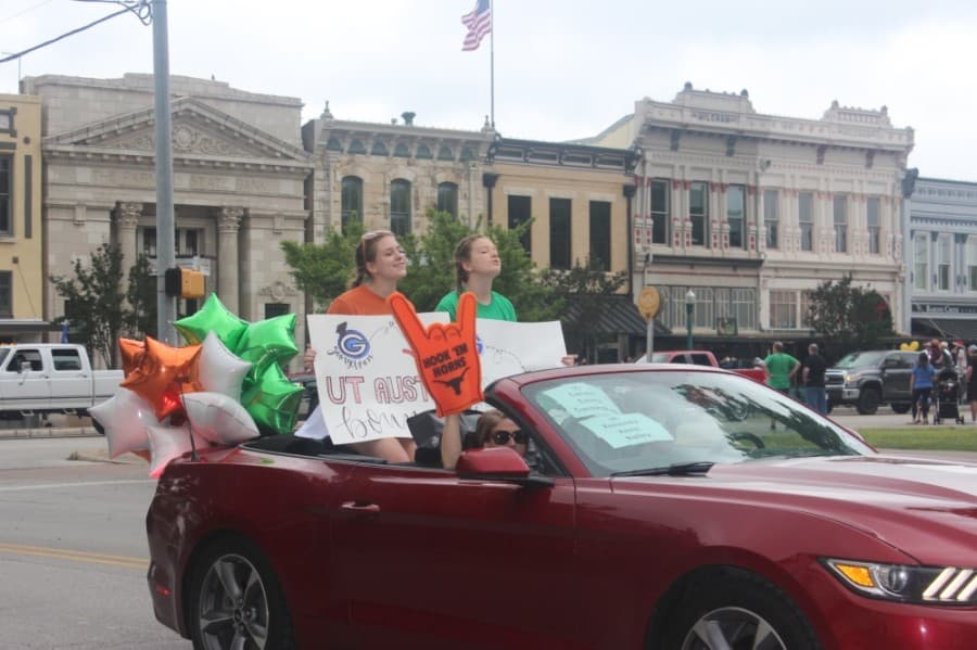 Georgetown High School, East View High School and Richarte High School held a community parade for the class of 2021. (Fernanda Figueroa/Community Impact Newspaper)