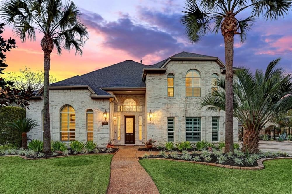 Learn about the Lakes of Buckingham Kelliwood neighborhood in Katy