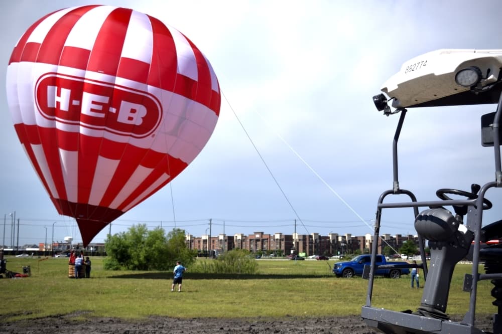 H-E-B inflated a hot-air balloon emblazoned with the company logo at the Frisco groundbreaking ceremony. (Matt Payne/Community Impact Newspaper)