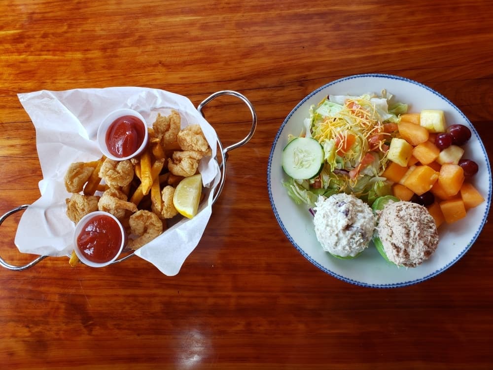 The fried shrimp basket and the avocado salad. (Ali Linan/Community Impact Newspaper)