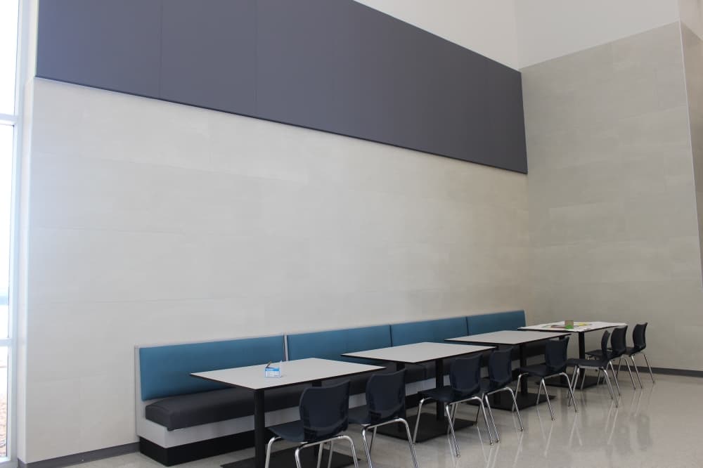 The cafeteria at Emerson High School provides booths for more restaurant-style seating. (Miranda Jaimes/Community Impact Newspaper)