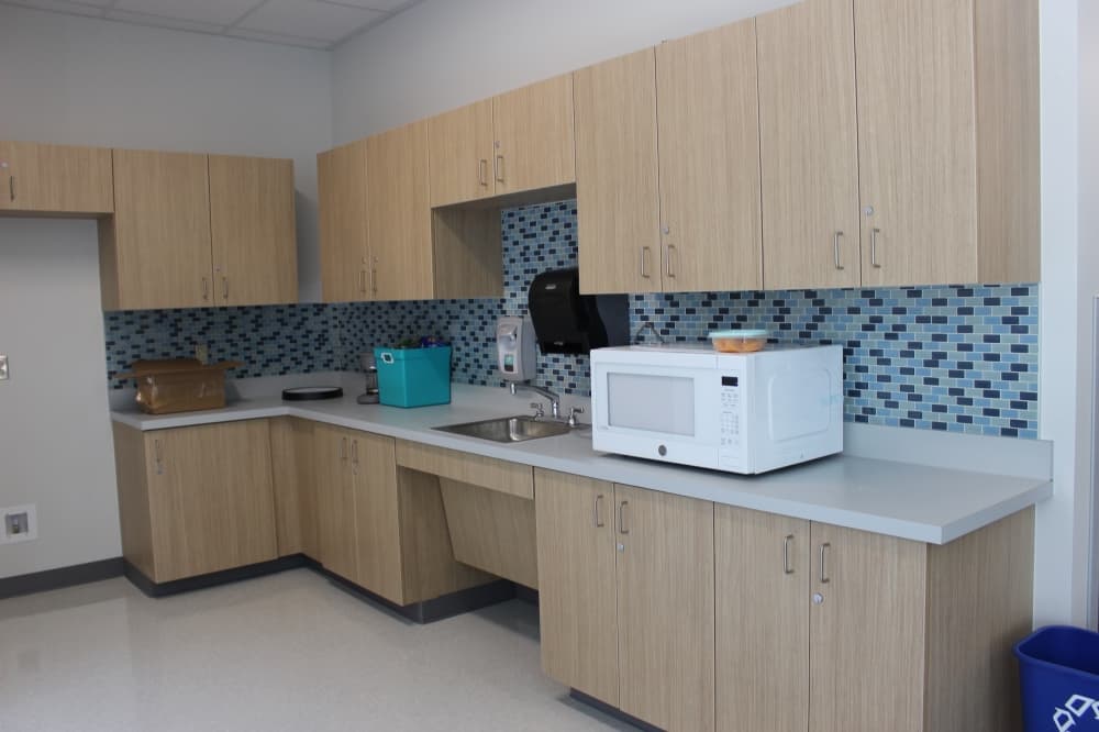 The teacher workroom includes an accessible and open kitchen. (Miranda Jaimes/Community Impact Newspaper)