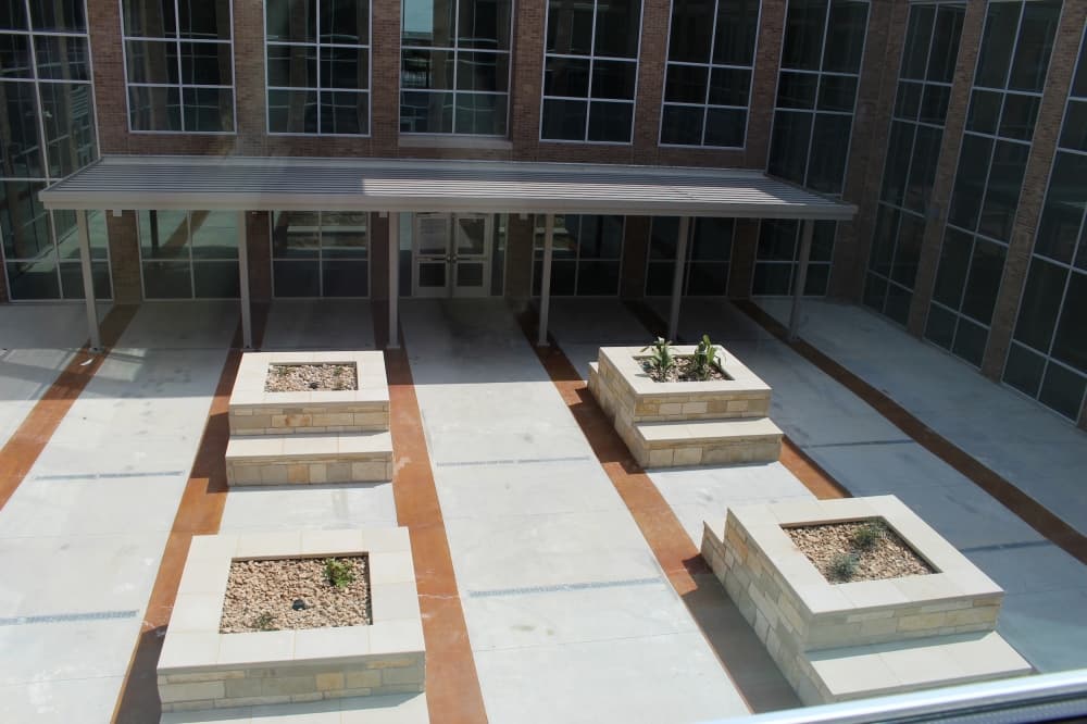 At the center of the school is a courtyard for students' use. (Miranda Jaimes/Community Impact Newspaper)