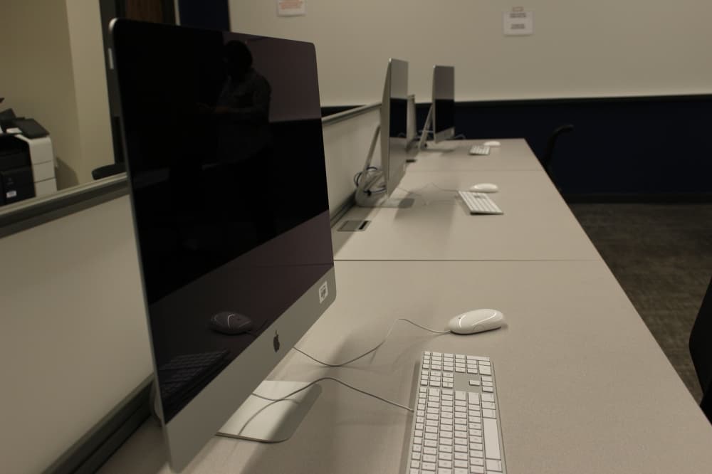 The career coaching lab in Collin College's IT Center has desktop Macs for students. (Brooklynn Cooper/Community Impact Newspaper)