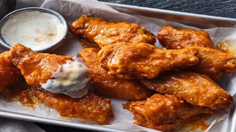 Family-friendly Hoots Wings opens in Fort Worth