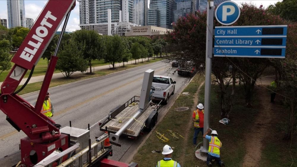 New parking signs in downtown Austin will update number of available spaces for 3 lots in real time