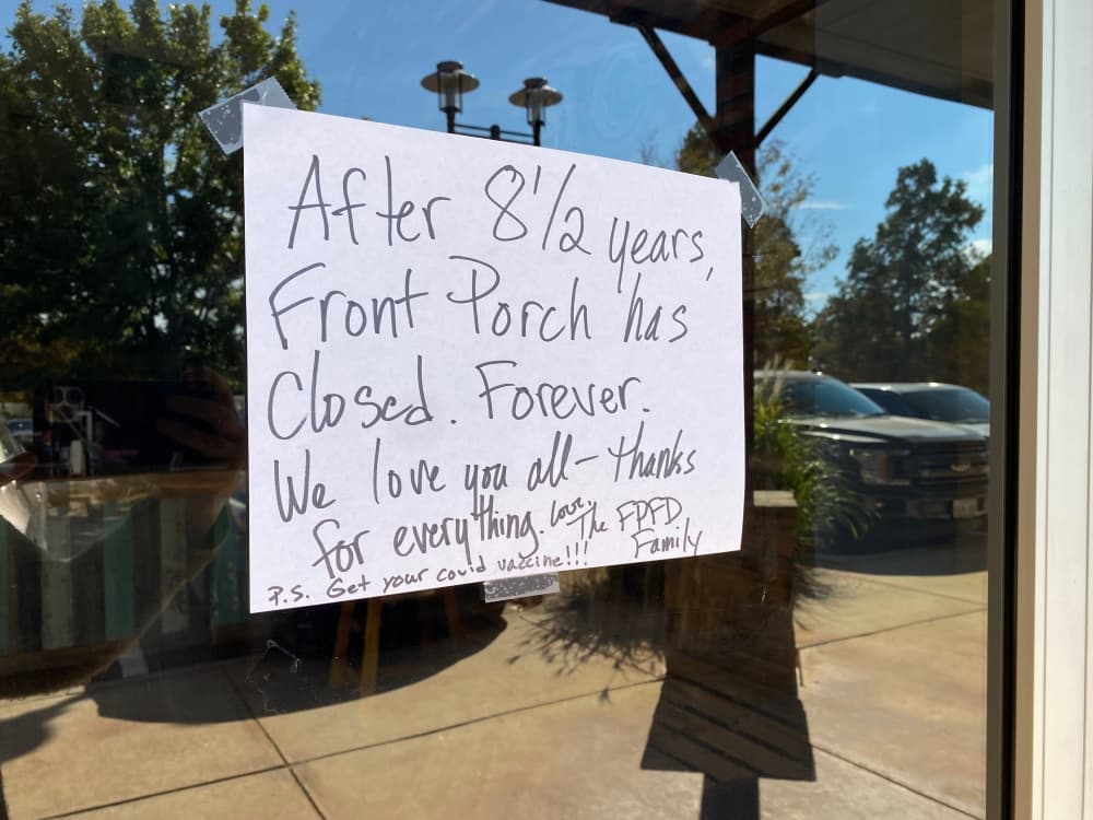 A notice on the door notified visitors of the business's closure. (Brooke Sjoberg/Community Impact Newspaper)