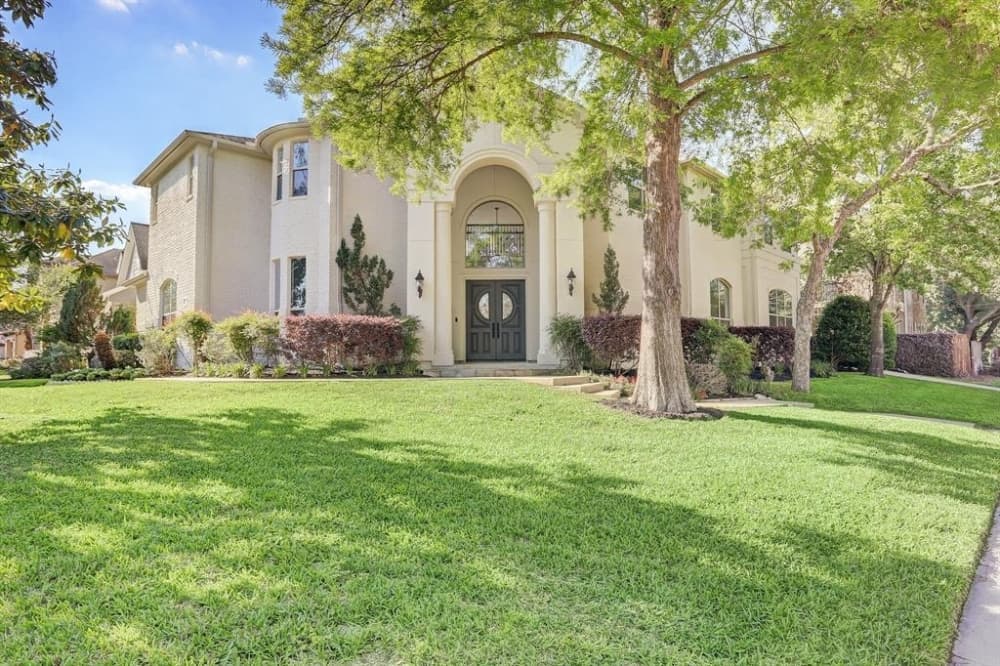 3702 Bellefontaine St.: A traditional home maintained in Braes Heights, this lot sits located between Rice Village and Texas Medical Center. Featuring a foyer and family room with high ceilings, this home boasts expansive windows, a chef’s island kitchen equipped with quartz counters, a breakfast bar, a butler’s pantry and a walk-in pantry, and Thermador stainless appliances, including a five-burner gas stove and warming drawer, and is open to the breakfast and family room. Other features include a study with built-ins, two powder baths, two bedrooms downstairs, four en-suite baths, a game room, a media room with a bar, a home gym, and a large utility room with storage. 5 bed, 4 full and 2 half bath/5,058 sq. ft. Sold for $1,082,001-$1,242,000 on Sept. 16. (Courtesy Houston Association of Realtors)