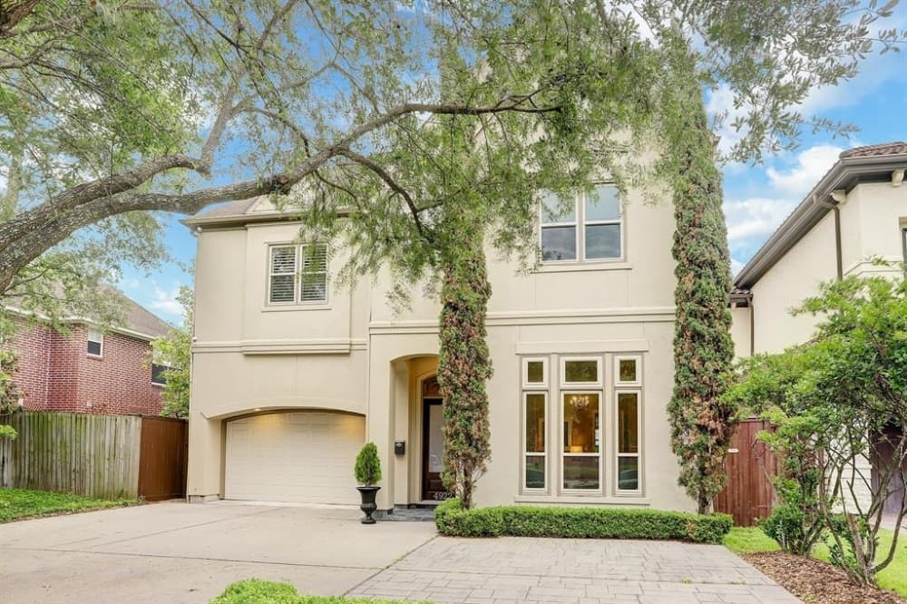 4922 Bellaire Blvd., Bellaire: First built in 2002, this home lies in the heart of Bellaire is within walking distance to Condit Elementary School, restaurants, boutiques and parks. The first floor of the home features 12-foot ceilings, hardwood floors throughout and arched openings. The home additionally features a formal dining room with an adjoining butler’s pantry, a kitchen with a granite-topped island with a gas cooktop and downdraft, and Brookhaven cabinets and a breakfast bar. 4-5 bed, 3 full and 1 half bath/3,719 sq. ft. Sold for $827,001-$947,000 on Sept. 3 (Courtesy Houston Association of Realtors)