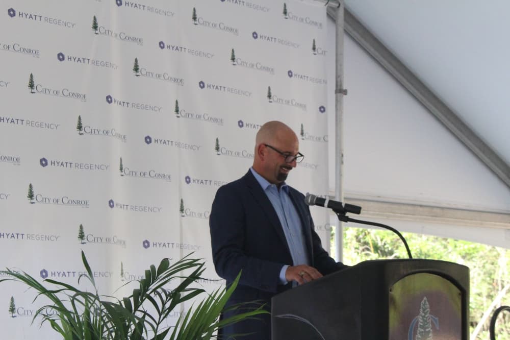 Steve Williams speaks at a podium
