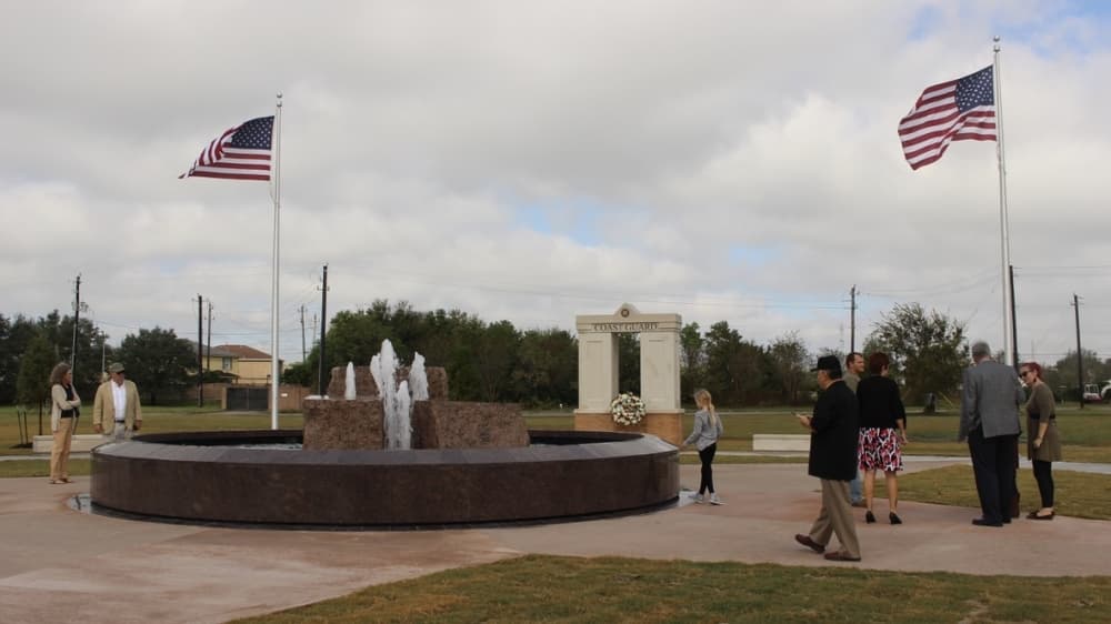 The Missouri City Veterans Memorial features a fountain in the middle of a five-point star. At the points of the star are flagpoles, and between the points are arches dedicated to each branch of the military. (Claire Shoop/Community Impact Newspaper)