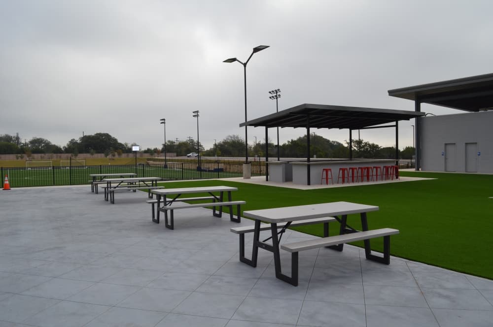The Fieldhouse has an outdoor bar and tables. (Taylor Girtman/Community Impact Newspaper)