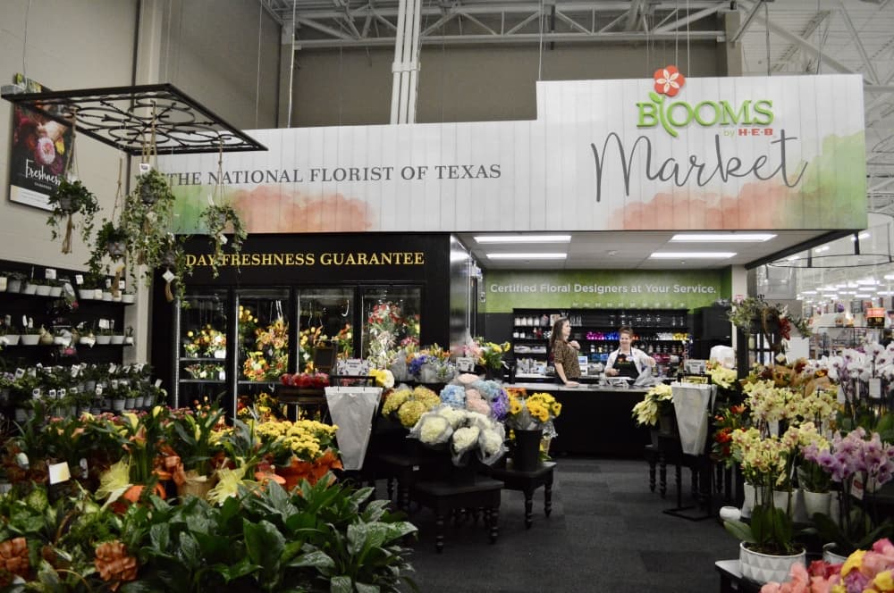 The new store has expanded food departments, including produce, dairy and H-E-B Organics. (Taylor Girtman/Community Impact Newspaper)
