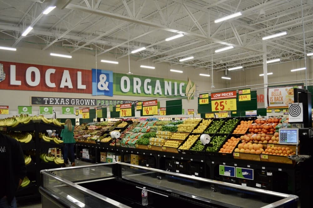 The new store has expanded food departments, including produce, dairy and H-E-B Organics. (Taylor Girtman/Community Impact Newspaper)