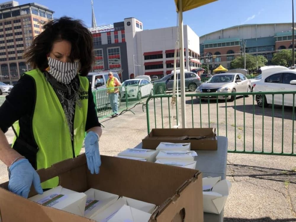 GUIDE: 12 ways to give back this holiday season