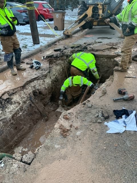 Austin Water crews working on a water line break following the February storm. (Courtesy Kristen Hotopp)