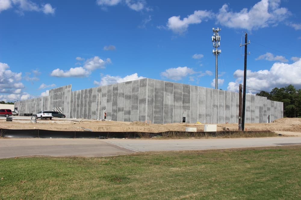Work continues in late 2021 on Floor and Decor in Oak Ridge North