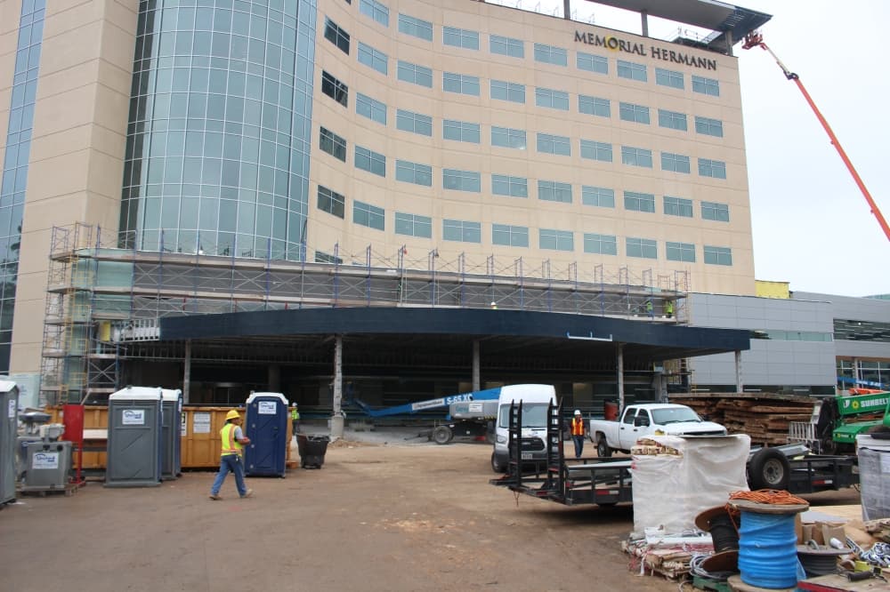 Memorial Hermann The Woodlands Medical Center's South Tower is eight stories and has a connector bridge to a nearby parking garage. (Andrew Christman/Community Impact Newspaper)
