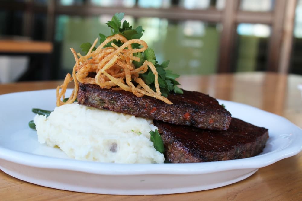 Plano restaurant Whistle Britches specializes in chicken, biscuits, beer