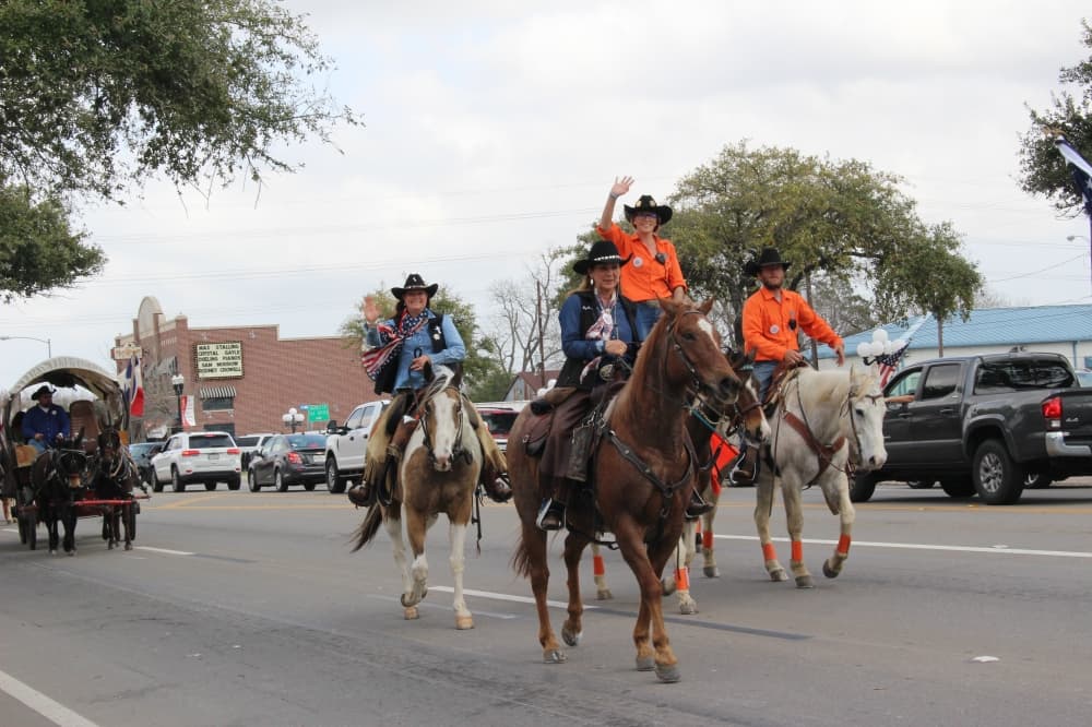 Trail riders paraded along Main Street on Feb. 22 after leaving the Tomball Historic Depot Plaza for an overnight stay at Spring Creek Park. (Kayli Thompson/Community Impact Newspaper)