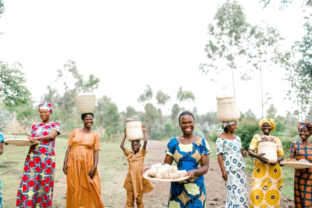 Rwandan women weave organic wool into yarn. (Courtesy Handspun Hope)