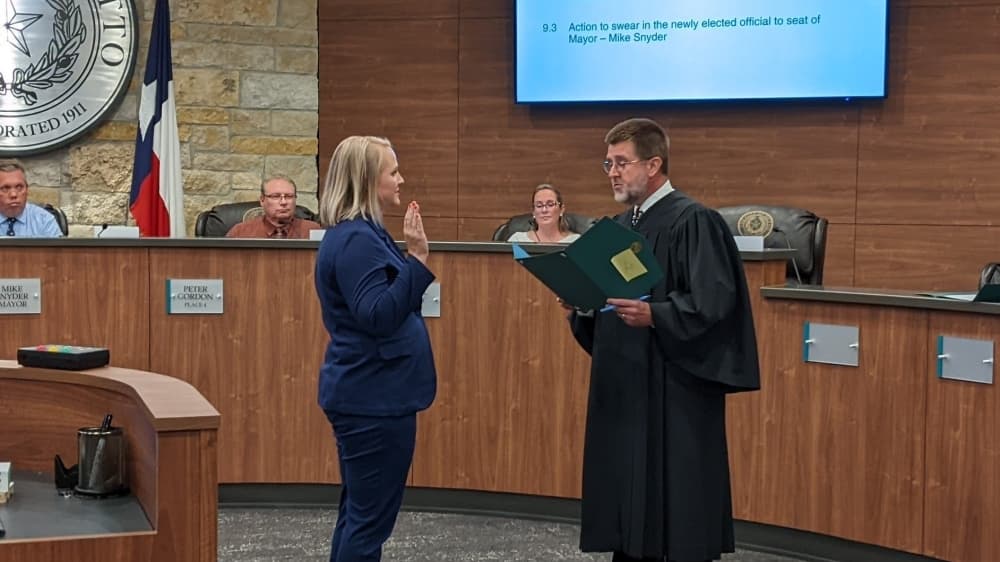 Hutto swears in mayor, newly elected council members