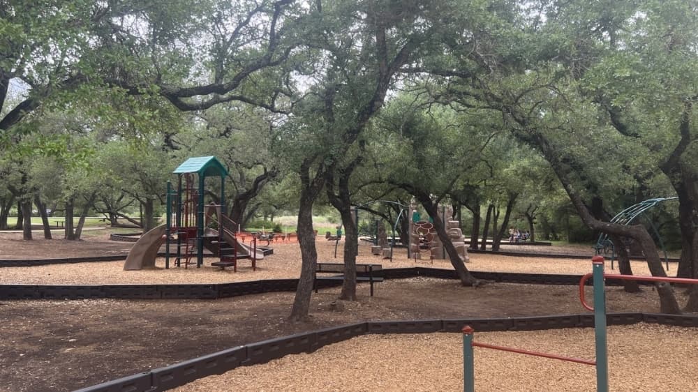 Amenities include outdoor playgrounds and parks. (Zacharia Washington/Community Impact Newspaper)