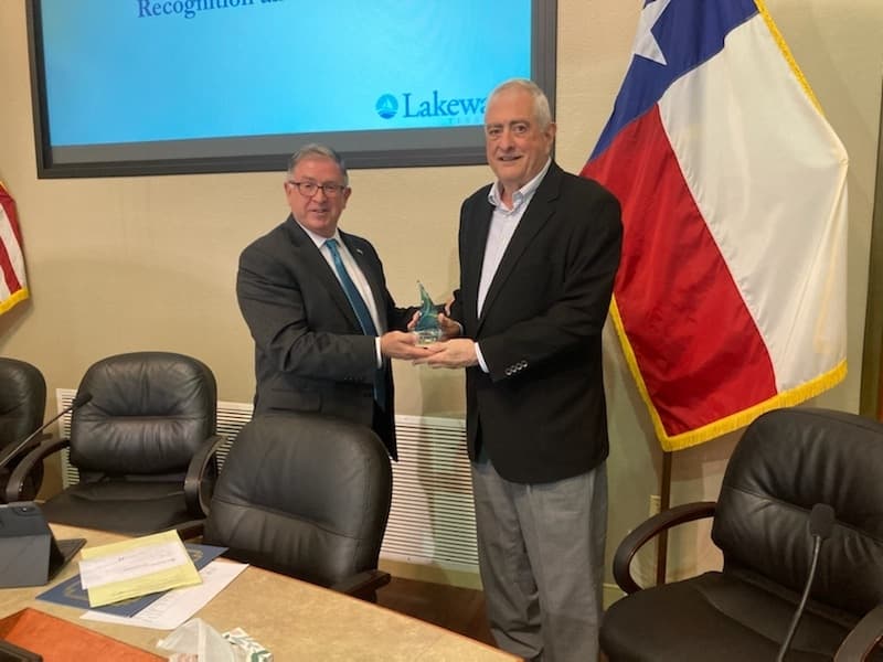 Mayor Tom Kilgore (left) honors former Council Member Steve Smith for his service to the city. (Courtesy city of Lakeway/Community Impact Newspaper)