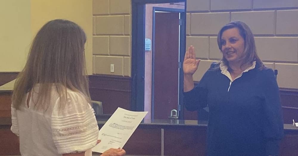Kaylynn Holloway swears in Bee Cave Mayor Kara King at the May 18 special council meeting. (Courtesy city of Bee Cave/Community Impact Newspaper)