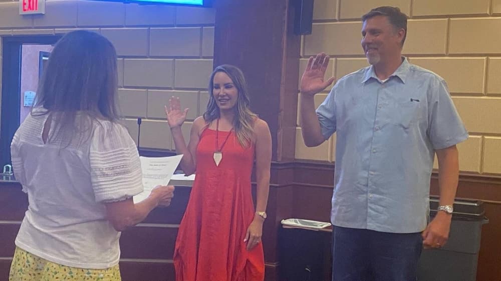 Kaylynn Holloway swears in council members Courtney Hohl and Andy Rebber at the May 18 council meeting. (Courtesy city of Bee Cave/Community Impact Newspaper)