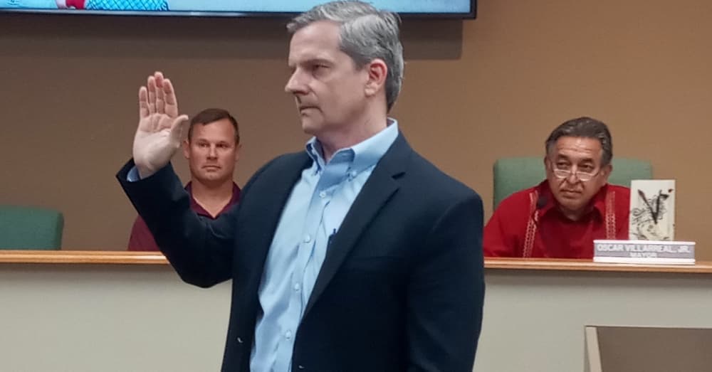 Hollywood Park Municipal Judge Darrell Dullnig administers the oath of office to new Hollywood Park Mayor Sean Moore at City Hall on May 17. Council members seated in the background are new Place 2 Council Member Tood Kounse (left) and outgoing Mayor Oscar Villarreal. (Edmond Ortiz/Community Impact Newspaper)
