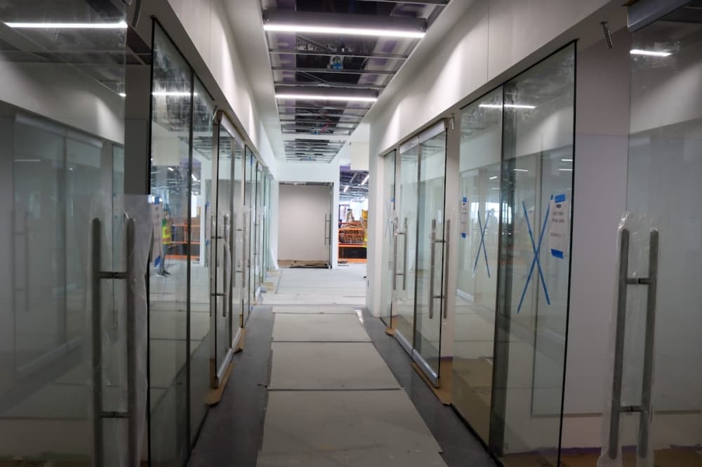 A hallway provides huddle spaces for collaborative work. (Grant Johnson/Community Impact Newspaper)