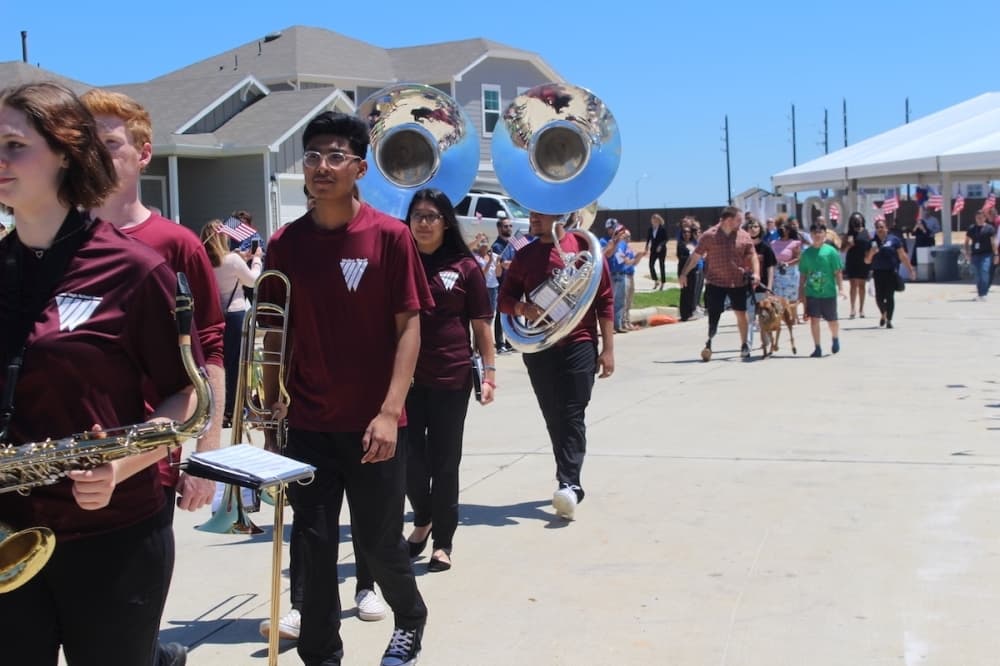 Local student groups from Waller ISD escorted the families to their new homes in Hockley. (Kayli Thompson/Community Impact Newspaper)