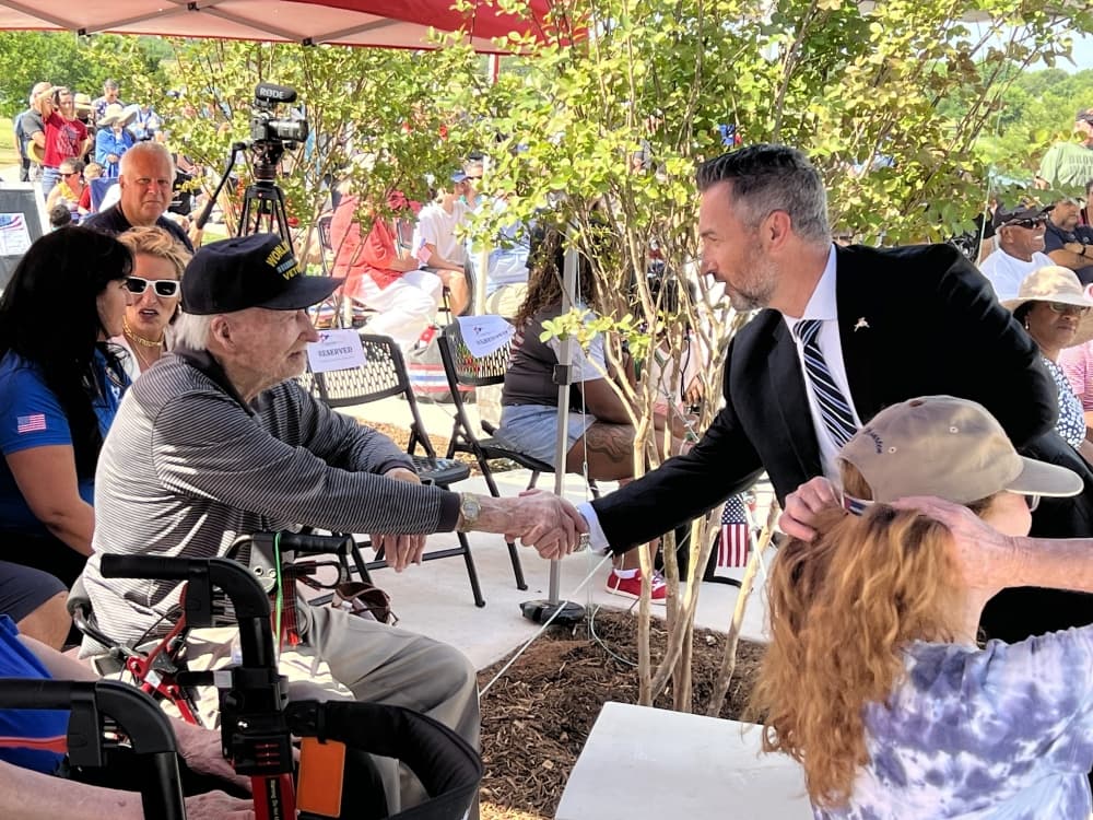 Round Rock Mayor Craig Morgan thanks a World War II veteran for his service. (Joe Warner/Community Impact Newspaper)