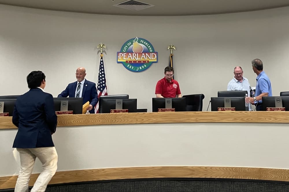 Pearland could soon outlaw entering into business contracts with current council members