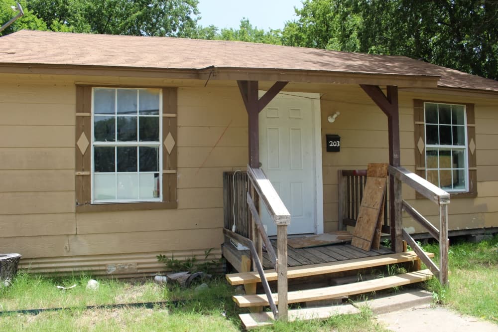 This building on the same lot as the store will be used as the office. (Miranda Jaimes/Community Impact Newspaper)