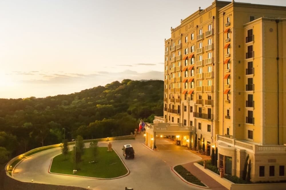 Hotel Granduca Austin to host Steak and Bourbon Long Table Dinner on Aug. 18