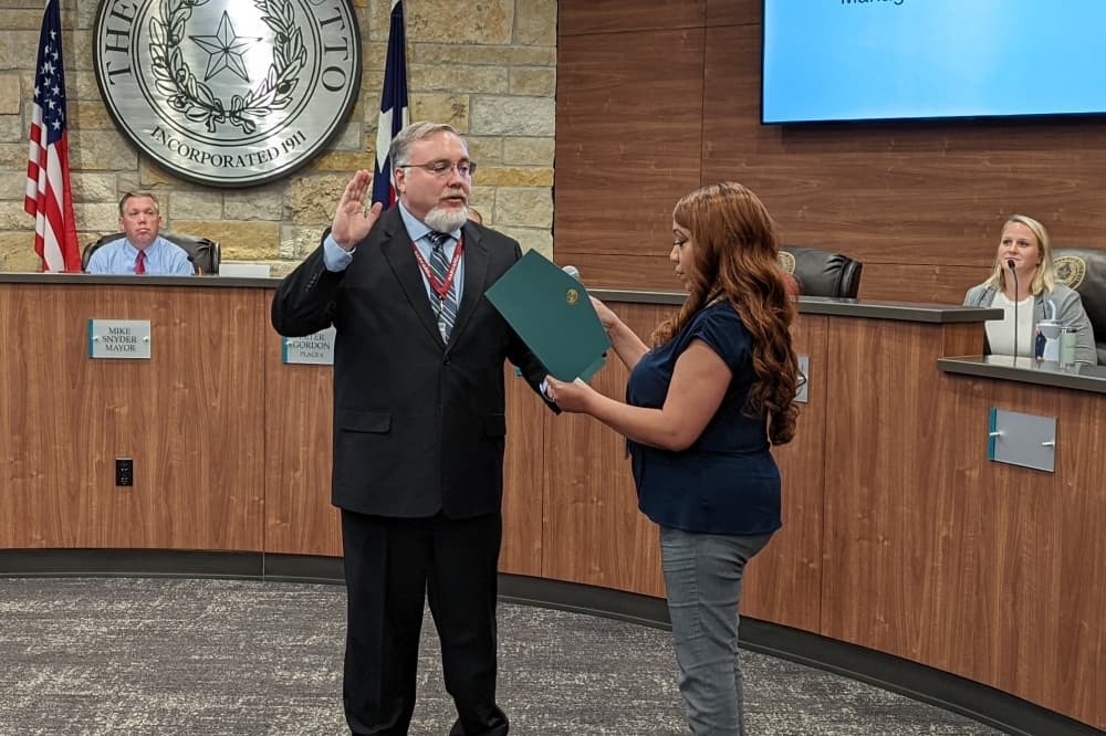James Earp swears in as Hutto's new city manager
