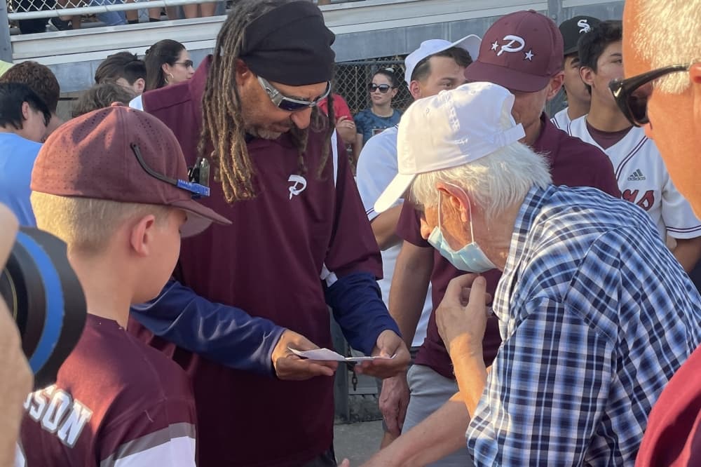 Pearland resident Earl Thompson, who played in the first Little League World Series in 1947, meets the younger generation. (Andy Yanez/Community Impact Newspaper)