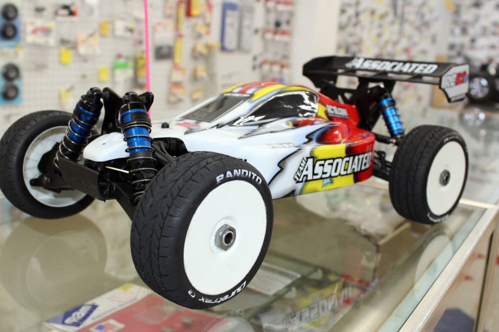 Associated 8.2E RC car.