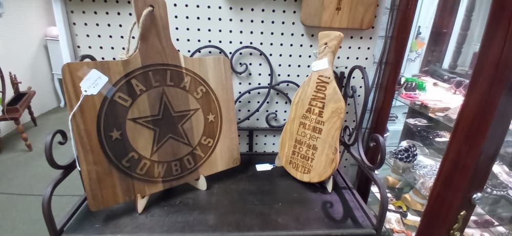 Products at Homestead Handcrafts include porch and lawn signs as well as wood-burned cutting boards. (Edmond Ortiz/Community Impact Newspaper)