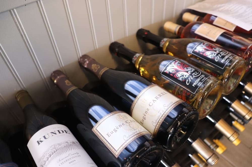 La Balance Cafe has a large range of wine. Customers can have a glass or buy a bottle. 