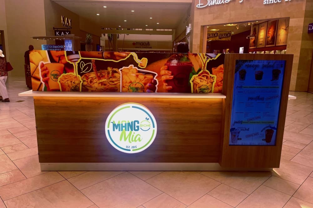 Mango Biche Mia opens new booth at Willowbrook Mall