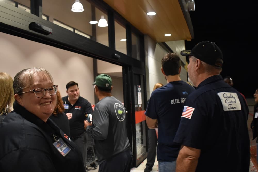 H-E-B employees welcomed shoppers into the store during its grand opening at 6 a.m. Wednesday, Nov. 2. (Lizzy Spangler/Community Impact)