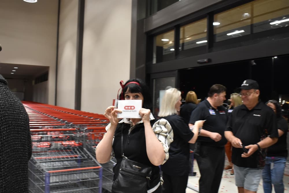 H-E-B gift cards were handed out to shoppers as they entered the store. (Lizzy Spangler/Community Impact)